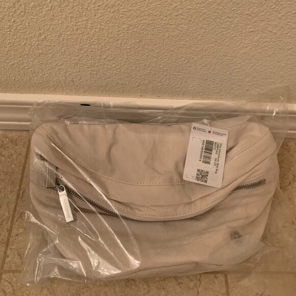 NWT Lululemon City Adventurer Belt Bag 2.5L ( White Opal ) - Picture 1 of 11